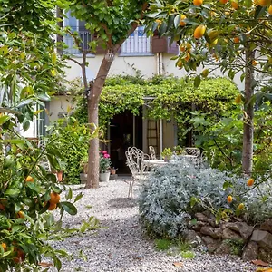  Bed & Breakfast Secret Garden